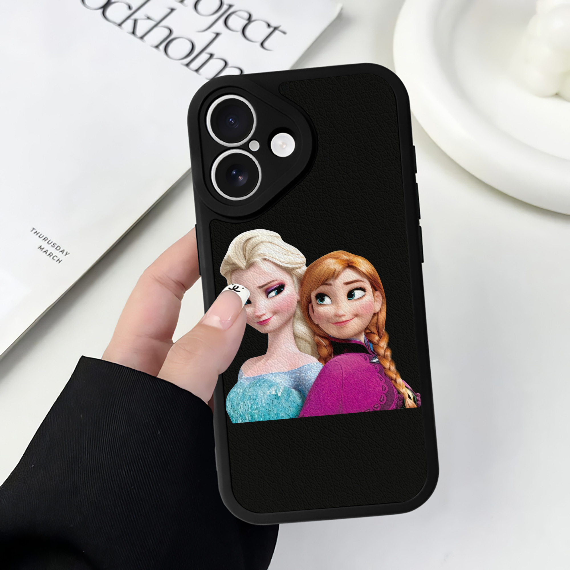 （画像用） アナと雪の女王 アンナ エルサ Frozen Anna Elsa 【iPhone 16シリーズ対応】シリコンスマホケース（レザー調） 材質：シリコン
